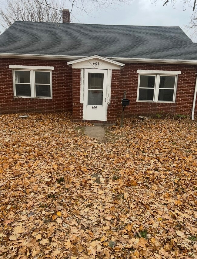 Primary Photo - 604 E Oak St