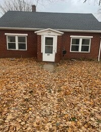 Building Photo - 604 E Oak St