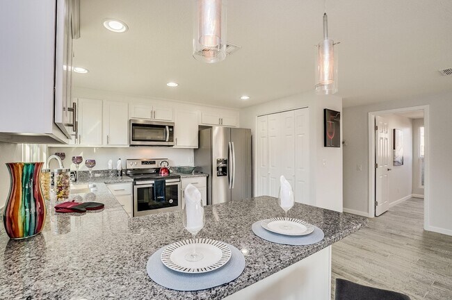 Building Photo - 1804 W Nopal Dr