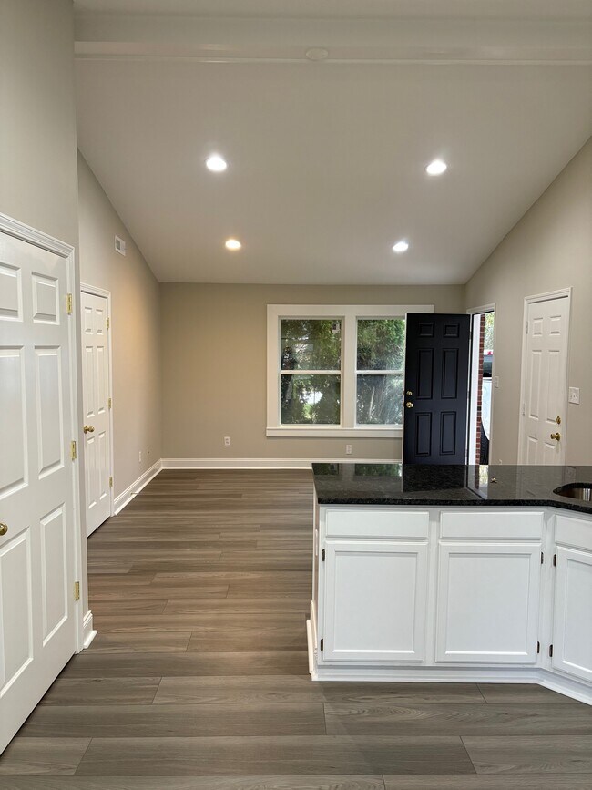 Building Photo - 10790 Ruckle St