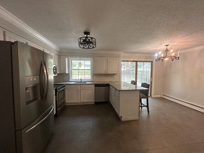 Building Photo - 14 Normandy Dr