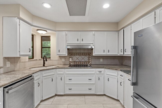 Building Photo - 106 Cross Bow