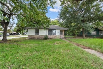 Building Photo - 7450 Lakewood Dr