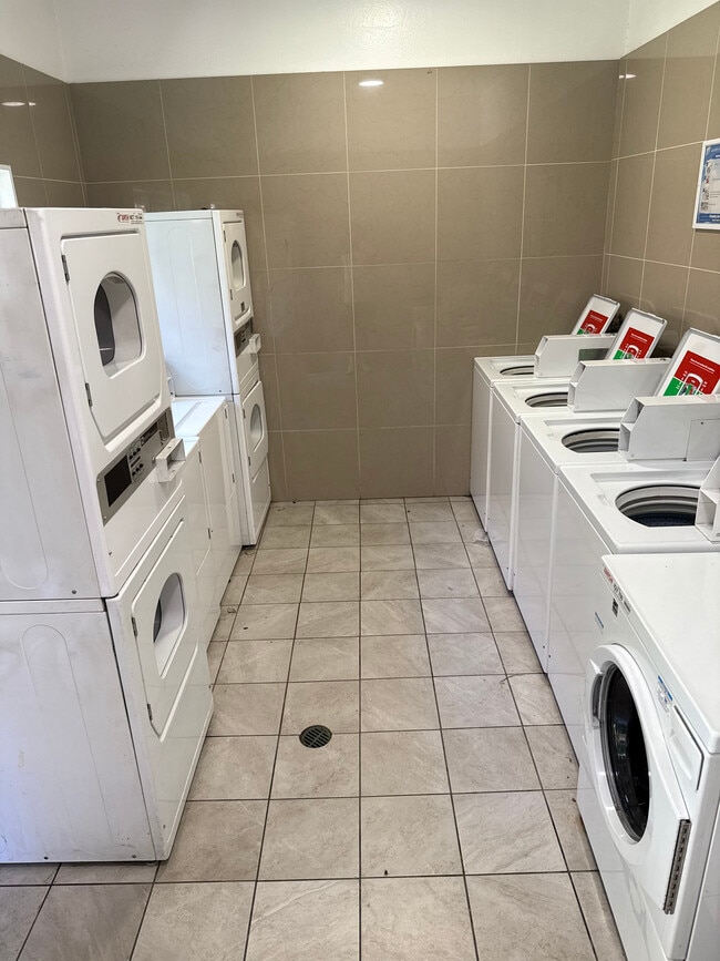 Laundry - 4700 Clair del Ave
