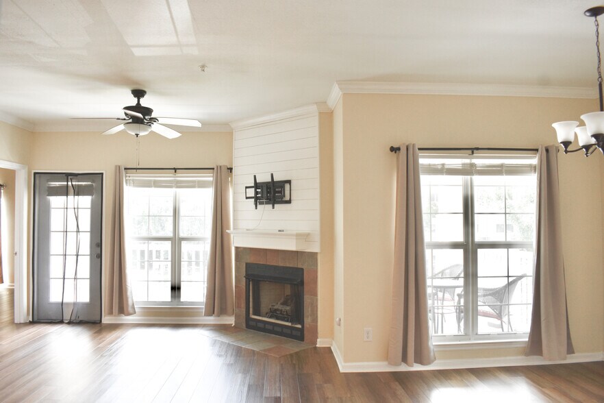 Building Photo - 700 Daniel Ellis Dr