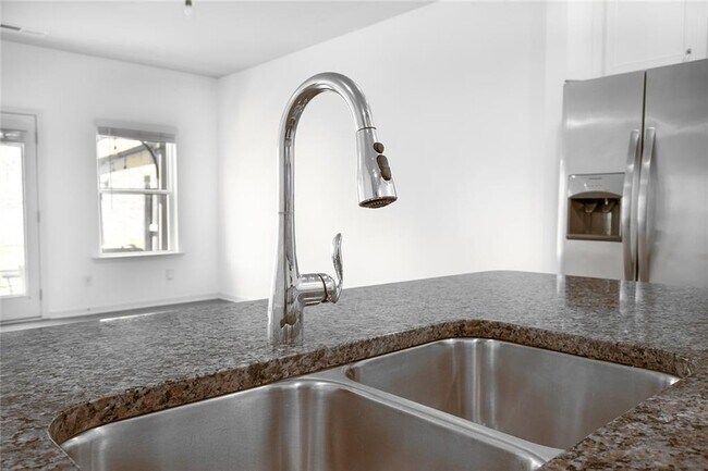 Building Photo - 7095 Gladstone Cir