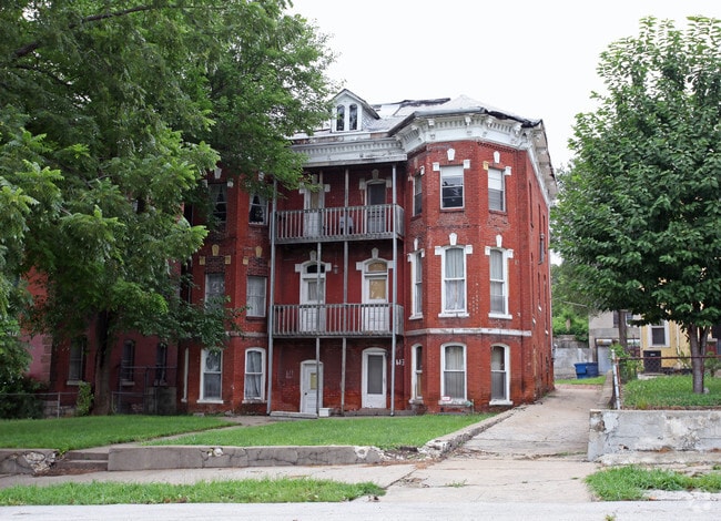 Primary Photo - 611-613 Forest Ave