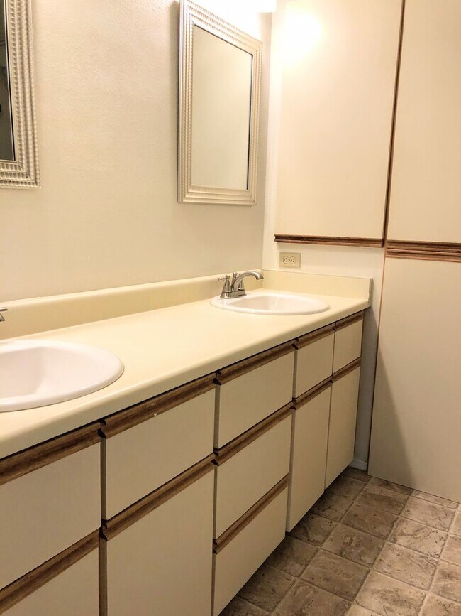 Building Photo - Spacious 2db, 2ba Condo Downtown Bellevue in Tranquil Setting