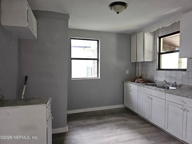 Building Photo - 1407 W 31st St