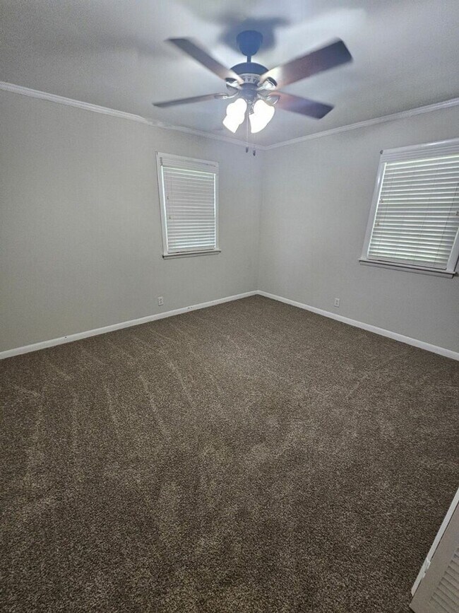 Building Photo - 985 Melrose Dr