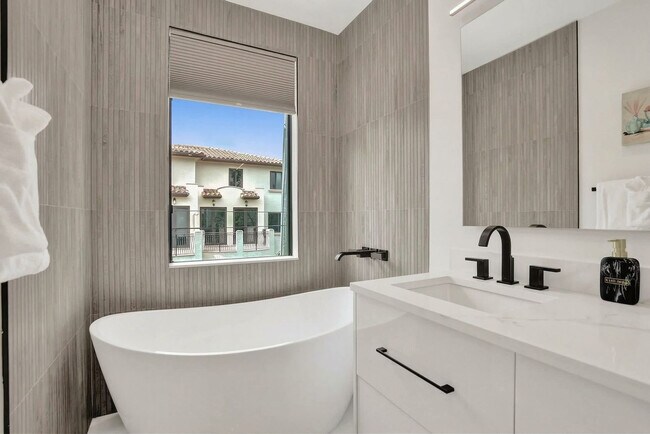Building Photo - 1111 E Las Olas Blvd