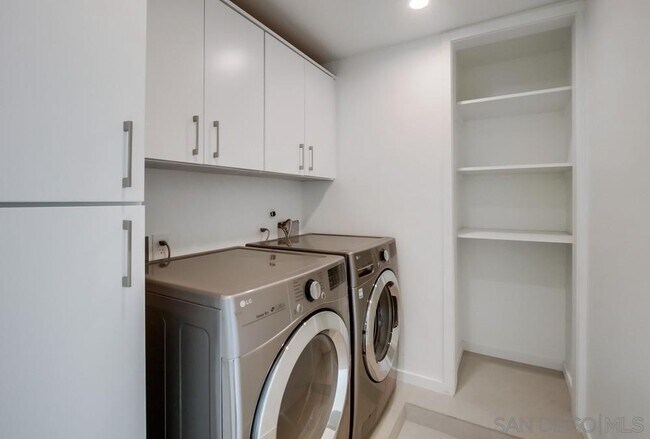 Building Photo - 14066 Crest Way
