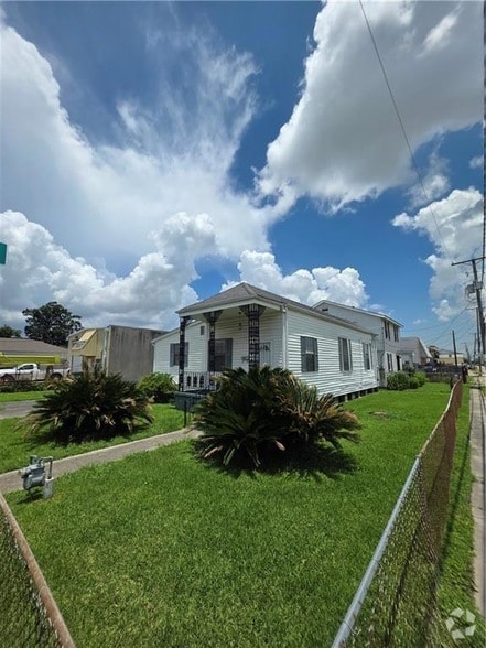 Building Photo - 200 Iris Ave