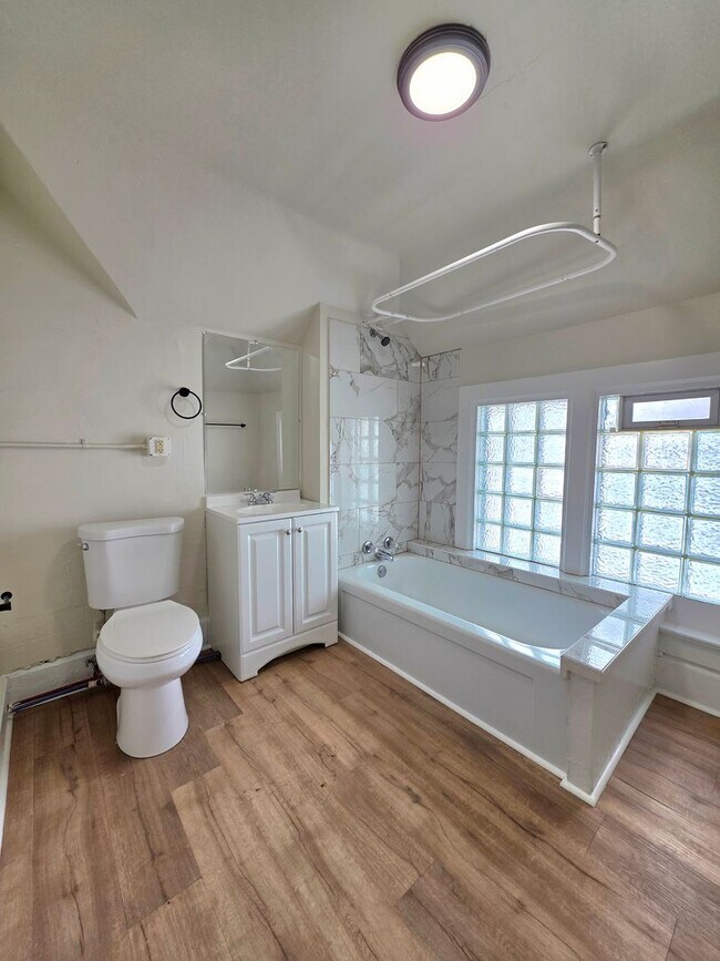 Building Photo - 1020-1022 Smith St