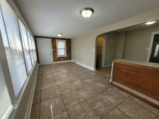 Building Photo - Four bedroom home on Indianola Ave with la...