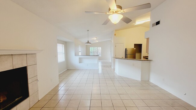 Building Photo - Charming 4 bedroom, 3 bath home in West Side El Paso!