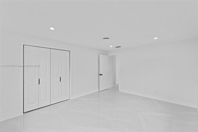 Building Photo - 719 SW 25th Ave
