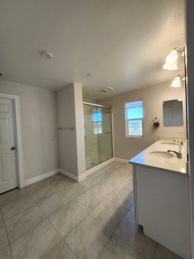 Building Photo - Beautiful Plumas Lake home on a large lot with SOLAR