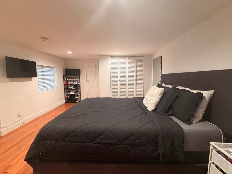 Building Photo - 532 East St