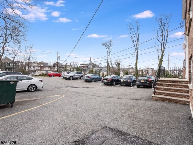 Building Photo - 48 Elm St