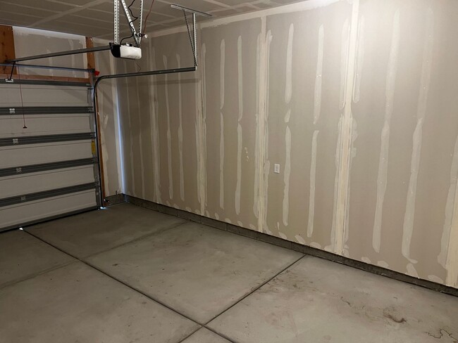 Building Photo - GET $1000 OFF THE FIRST MONTHS RENT!!!