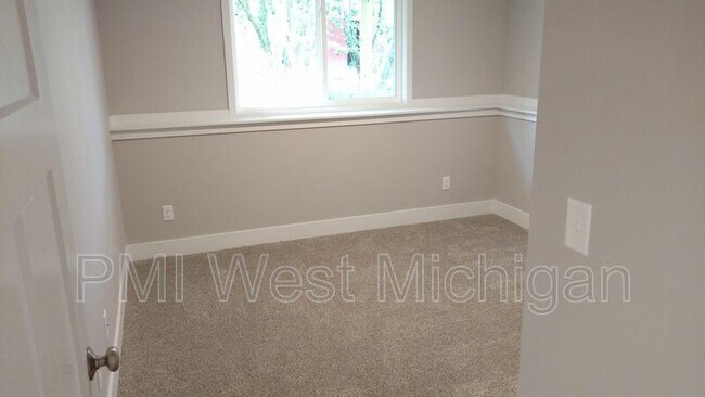 Building Photo - 546 W Elm St