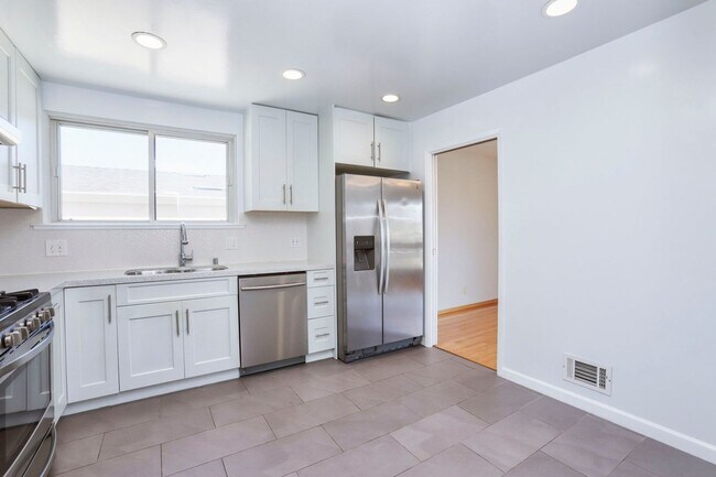Building Photo - 4 Bed / 2 Bath Daly City Home With Stunnin...