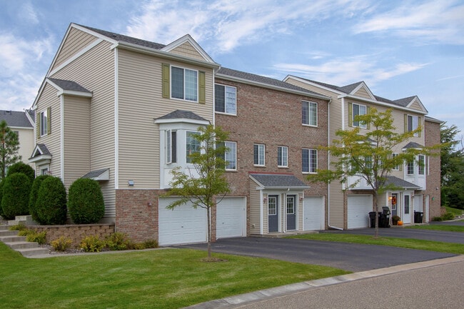 Building Photo - 2 Bed / 2 Bath Updated Town Home Hugo, MN ...