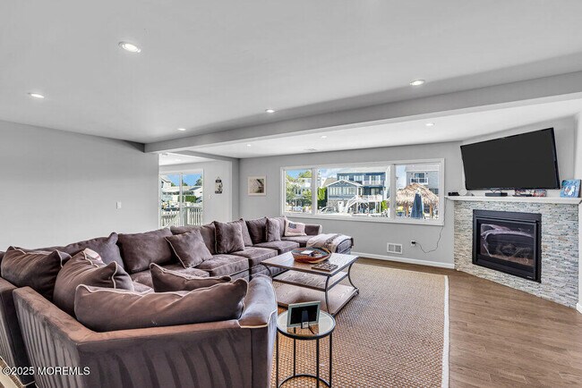 Building Photo - 1648 Center St