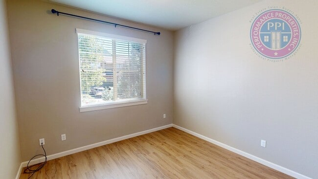 Building Photo - *Gresham - Luxury Craftsman, Central Air, ...