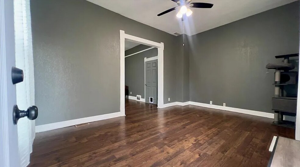 Building Photo - 523 Tracy Ave