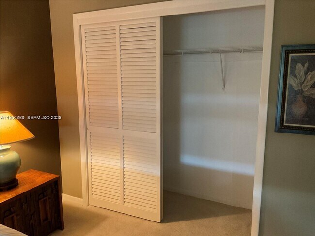 Building Photo - 2110 NE 39th St