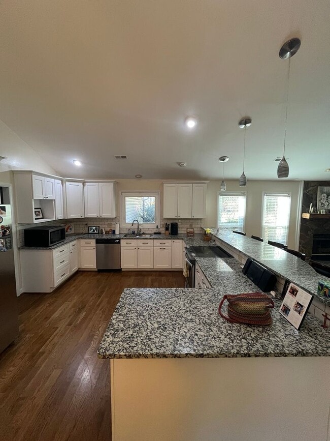 Building Photo - Beautiful 3 Bedroom 3 Bathroom Single Family Home