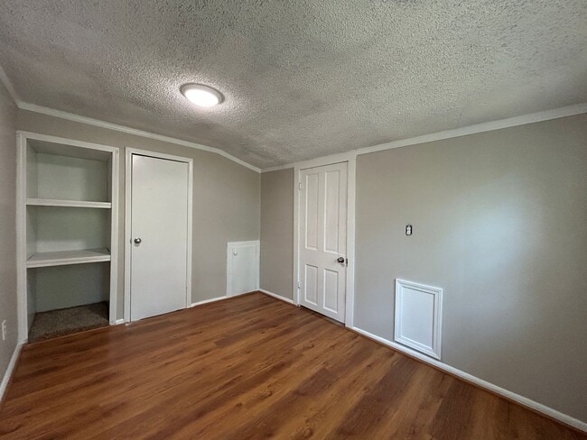 Building Photo - 2 Bed 1 Bath House - Walking Distance to D...