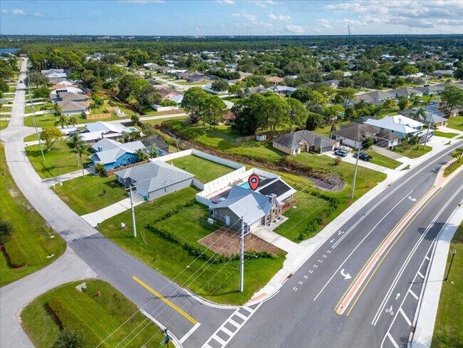 Building Photo - 1297 SE Floresta Dr