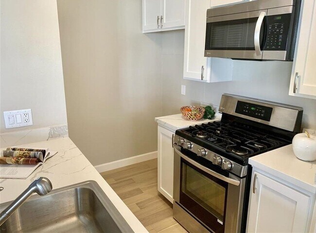 Building Photo - Pleasanton Laguna Vista 2 Bed / 1 bath, updated kitchen & bathroom, Two Year Lease required, Comm...