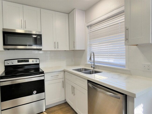 Building Photo - 606 Golfview Dr