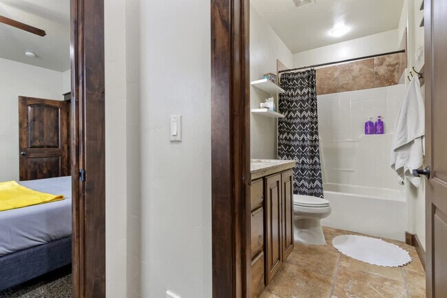 Building Photo - 5605 N Morpheus Pl