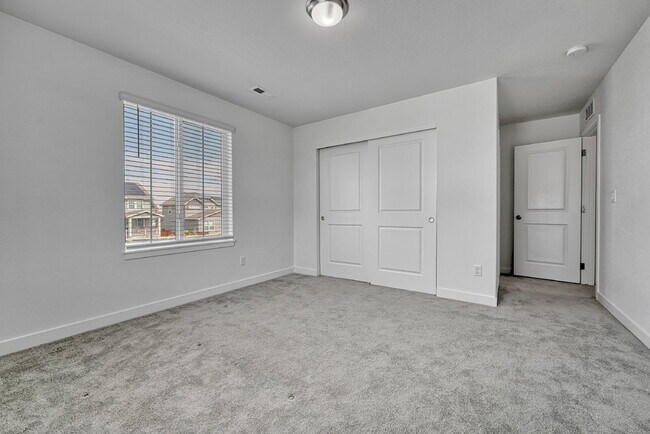Building Photo - $4,450.00, 5 bed, 4.5-bath located in Broo...