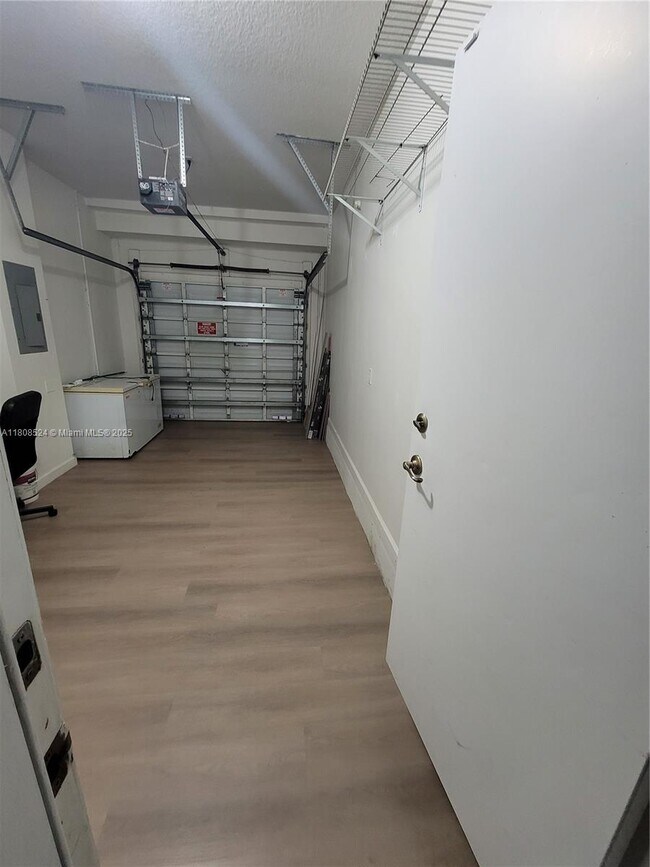 Building Photo - 5621 NW 112th Ct