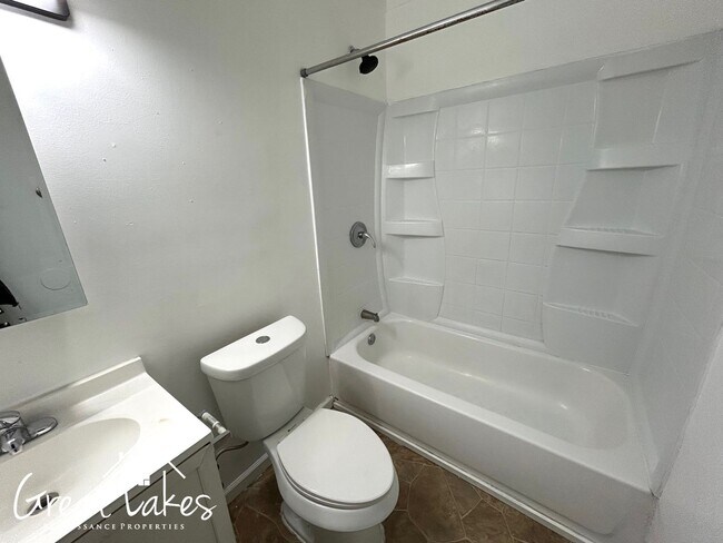 Building Photo - Lovely 2 Bedroom 1 Bathroom now available for rent