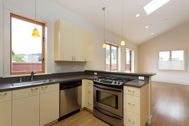 Building Photo - Available Unit In The Heart Of Elmwood!