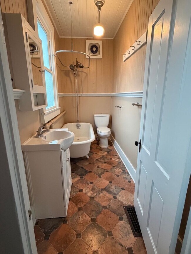 Building Photo - 3356/3372/3376 Franklin Ave.