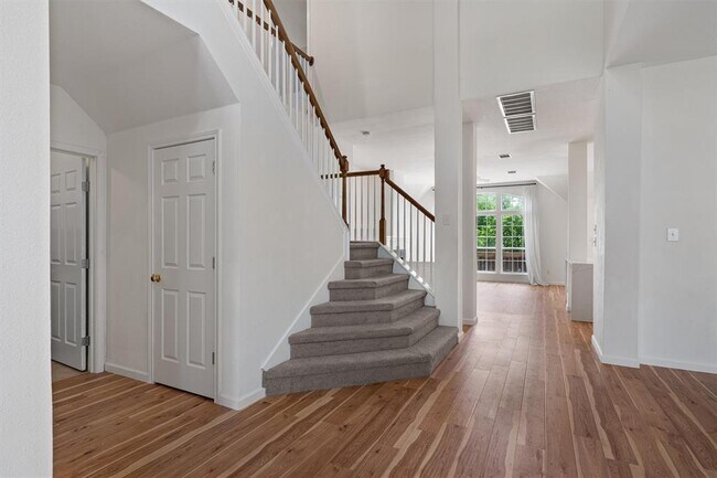 Building Photo - 100 Parque Cir