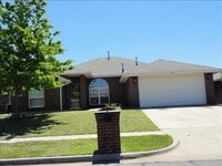 Building Photo - Spacious 4 bed, 2 bath, 2 garage home just 1.5 miles from OU Campus