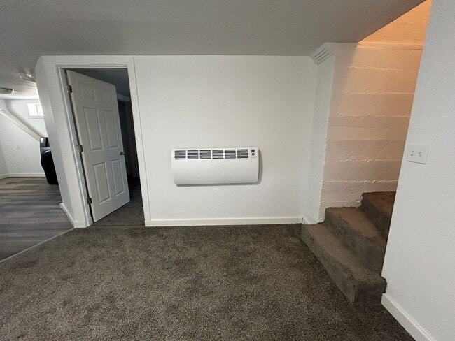 Building Photo - 3 Bedroom 1 Bath Beautiful House with Fenced Yard & Garage