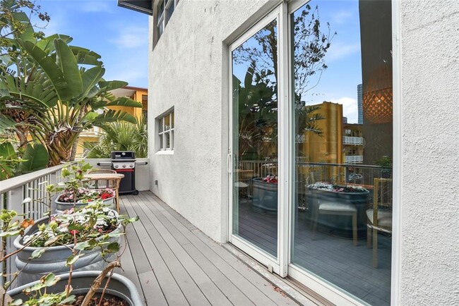 Building Photo - 106 Fareham Pl N