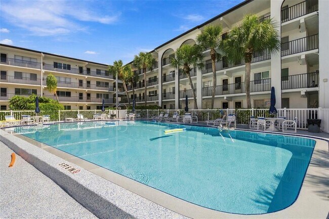 Building Photo - 2525 W Bay Dr