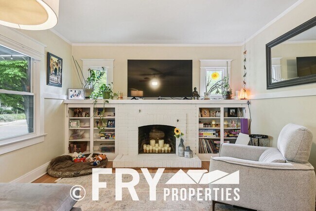 Building Photo - Classic Bungalow in Amazing Location