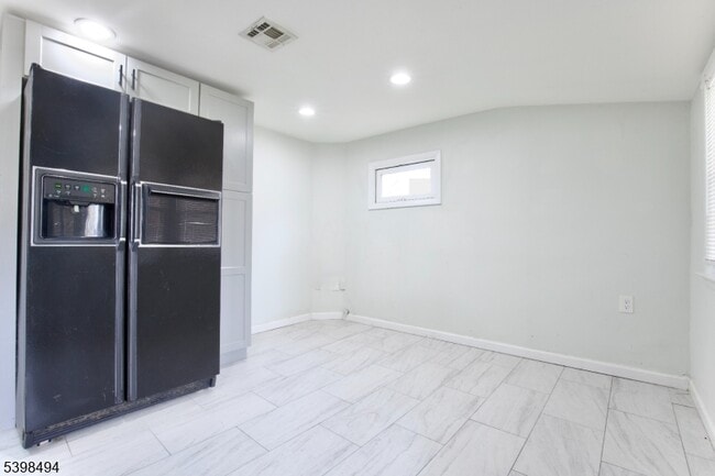 Building Photo - 220 E Munsell Ave